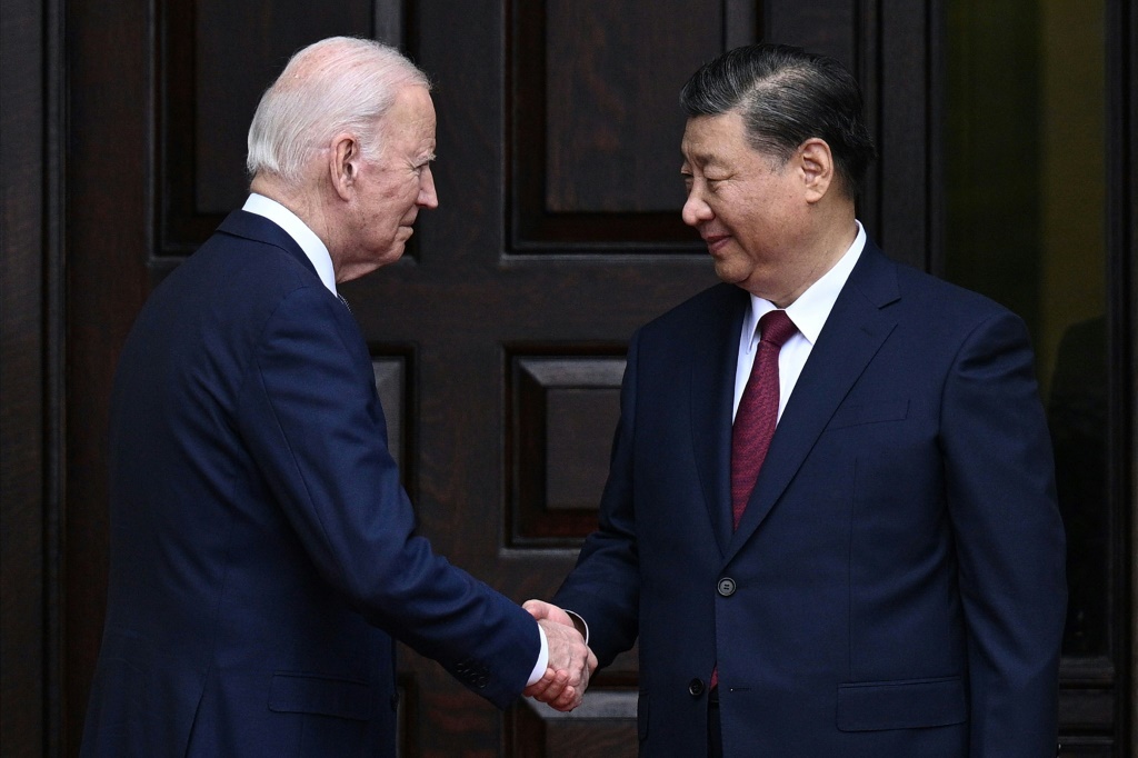الرئيس الأميركي جو بايدن ونظيره الصيني شي جينبينغ يتصافحان قبل اجتماع خلال أسبوع قادة منظمة التعاون الاقتصادي لآسيا والمحيط الهادئ في وودسايد بولاية كاليفورنيا في 15 تشرين الثاني/نوفمبر 2023. (ا ف ب)
