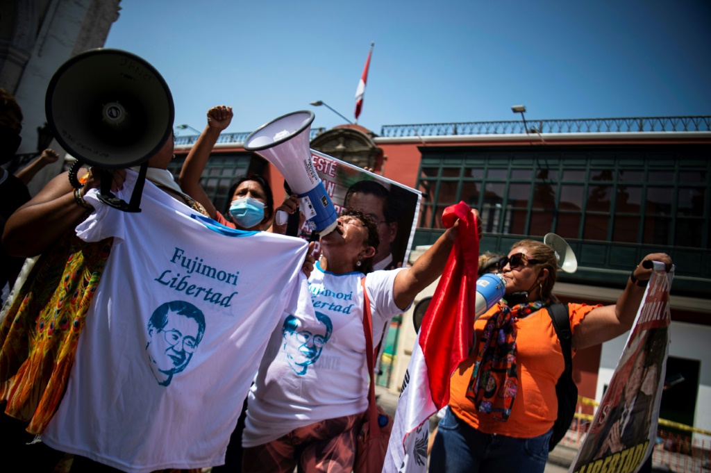 مؤيدون لرئيس البيرو الأسبق البرتو فوجيموري يطالبون بالإفراج عنه في تظاهرة في العاصمة ليما في 17 آذار/مارس 2022 (ا ف ب)
