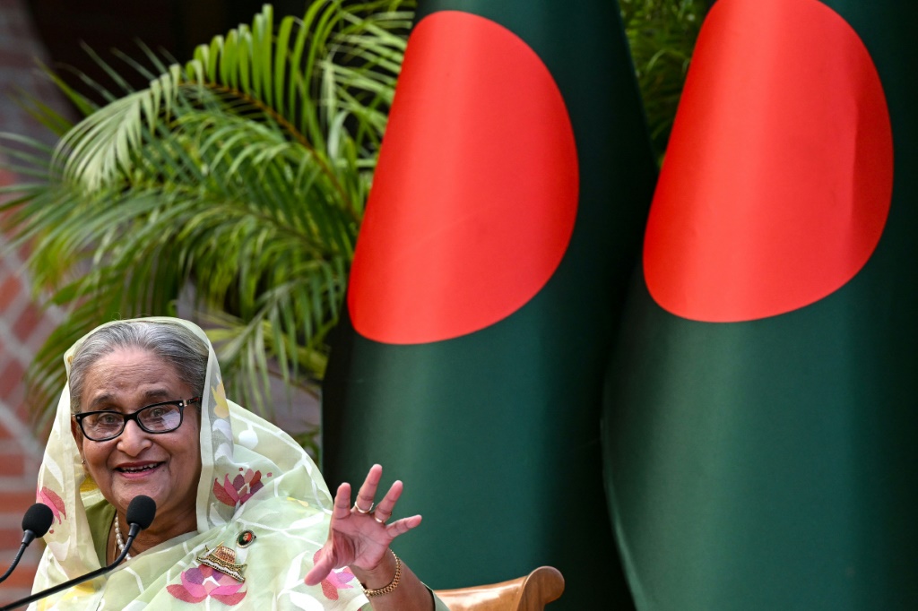 من المتوقع على نطاق واسع أن تتمكن رئيسة وزراء بنجلاديش الشيخة حسينة من تعيين خليفتها عندما تنهي فترة ولايتها في المنصب .(ا ف ب)