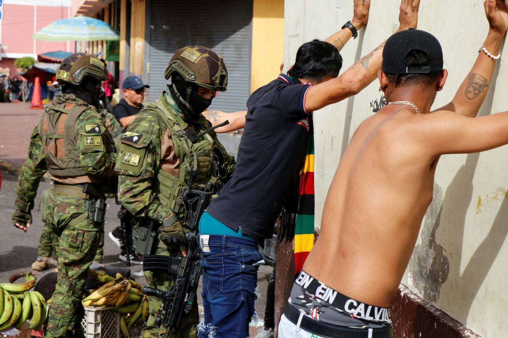 عسكريون يفتشون مارة في العاصمة الاكوادورية كيتو في 10 تشرين الأول/اكتوبر 2024 (ا ف ب)