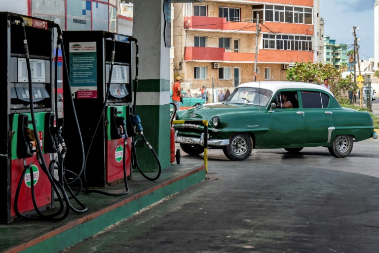 سائق عند محطة بنزين في هافانا بتاريخ 9 كانون الثاني/يناير 2024(أ ف ب)