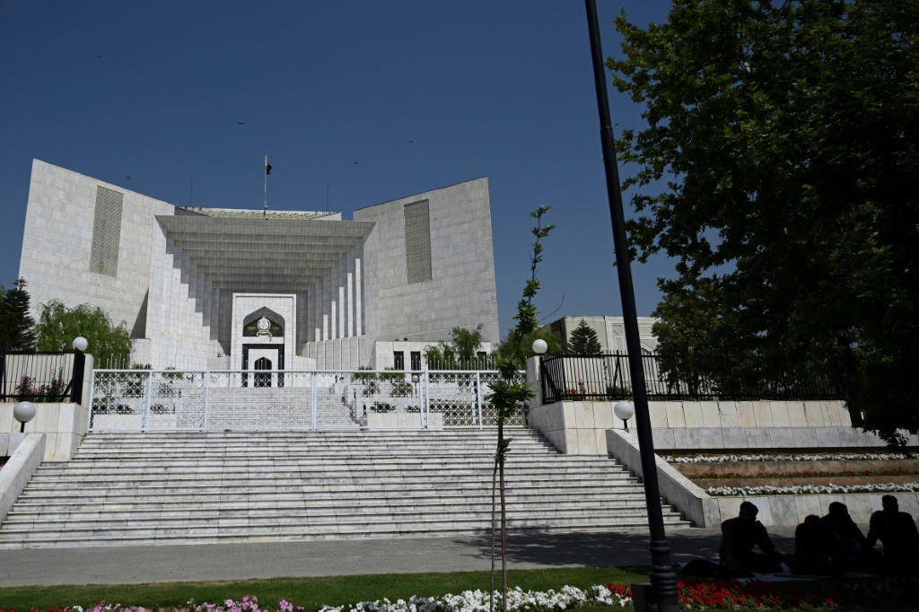 مبنى المحكمة العليا الباكستانية في العاصمة إسلام أباد. استقال قاضيان من هيئة القضاء هذا الأسبوع وسط مخاوف متزايدة من حدوث انقسام في السلطة القضائية قبل الانتخابات المقررة الشهر المقبل. (أ ف ب)   