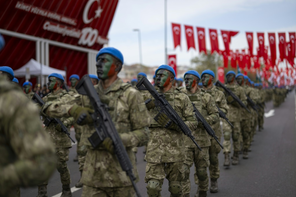 أفراد من القوات المسلحة التركية يشاركون في عرض عسكري بمناسبة الذكرى المئوية لتأسيس الجمهورية التركية في إسطنبول في 29 تشرين الأول/أكتوبر 2023 . (ا ف ب)