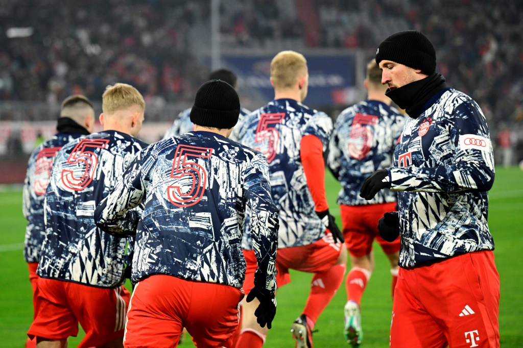 لاعبو بايرن ميونيخ يرتدون خلال الاحماء قمصاناً تحمل الرقم 5 الذي اشتهر به الراحل فرانتس بكنباور، وذلك قبل المباراة ضد هوفنهايم في الدوري الألماني لكرة القدم. ميونيخ، جنوب ألمانيا، في 12 كانون الثاني/يناير 2024 (ا ف ب)