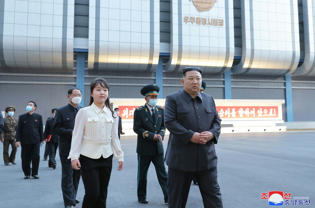 الزعيم كيم جونغ أون وابنته خلال زيارة الى وكالة الفضاء الكورية الشمالية، في صورة ملتقطة في 18 نيسان أبريل 2023 وموزعة في 19 منه (ا ف ب)