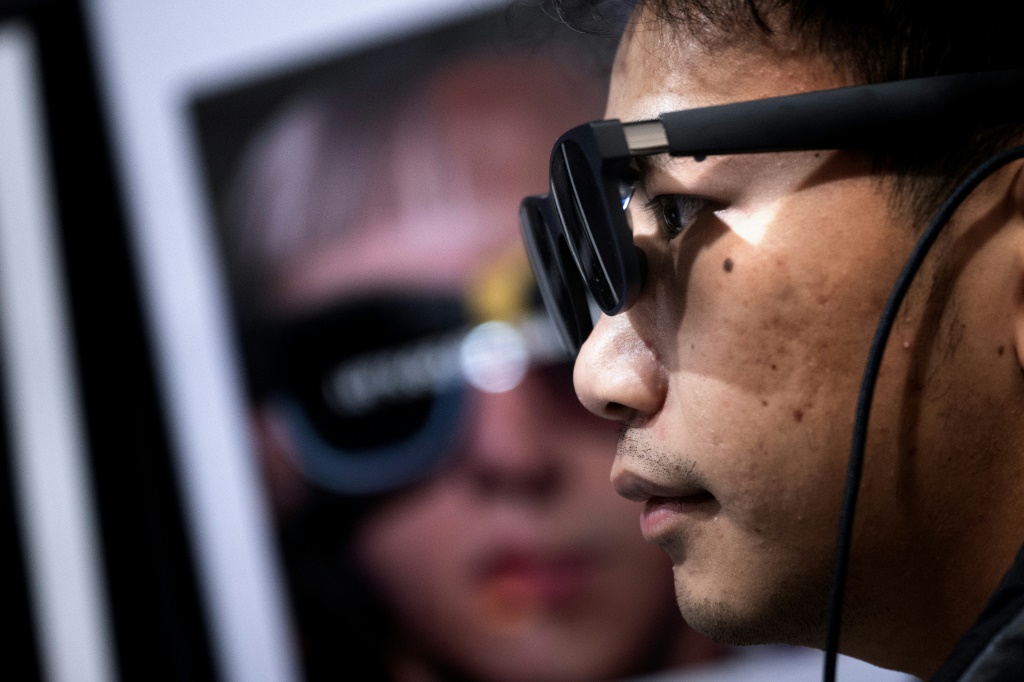 رجل يضع نظارات للواقع المعزز من "اكس ريل" خلال معرض لاس فيغاس للإلكترونيات في 10 كانون الثاني/يناير 2024. (ا ف ب)