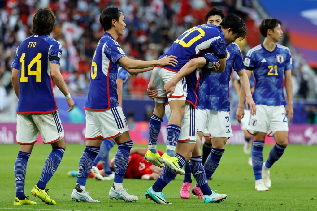 لاعبو اليابان يحتفلون بالفوز على فيتنام 4-2 ضمن المجموعة الرابعة من كأس آسيا لكرة القدم على استاد الثمامة في الدوحة في قطر في 14 كانون الثاني/يناير 2024 (ا ف ب)