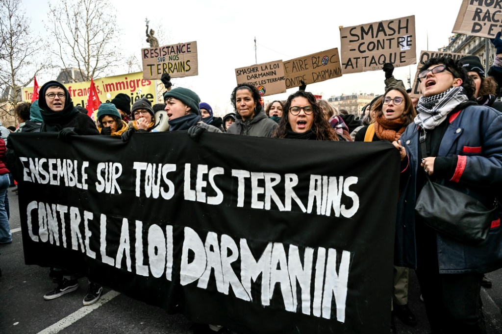 أشخاص يتظاهرون ضد قانون الهجرة في باريس في 14 كانون الثاني/يناير 2024 (ا ف ب)