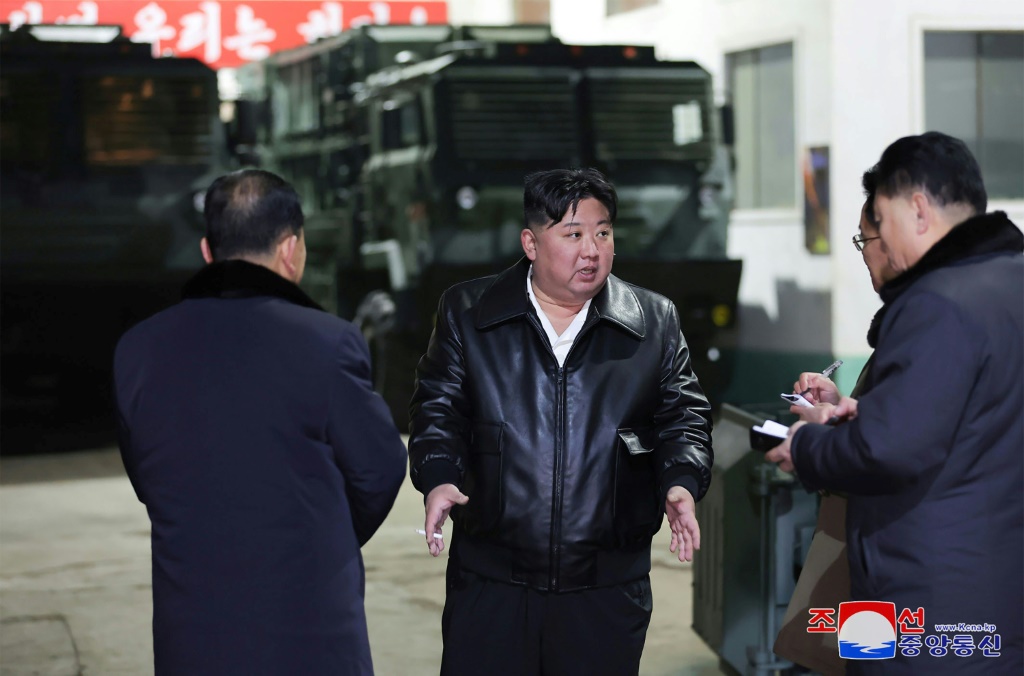 صورة غير محددة تاريخ نشرتها وكالة الأنباء الشمالية في 10 كانون الثاني/يناير 2024، حيث ساهم زعيم كوريا الجنوبية في تحسين تأثيره على صناعة الأسلحة بشكل كبير في موقع محدد. (ا ف ب)