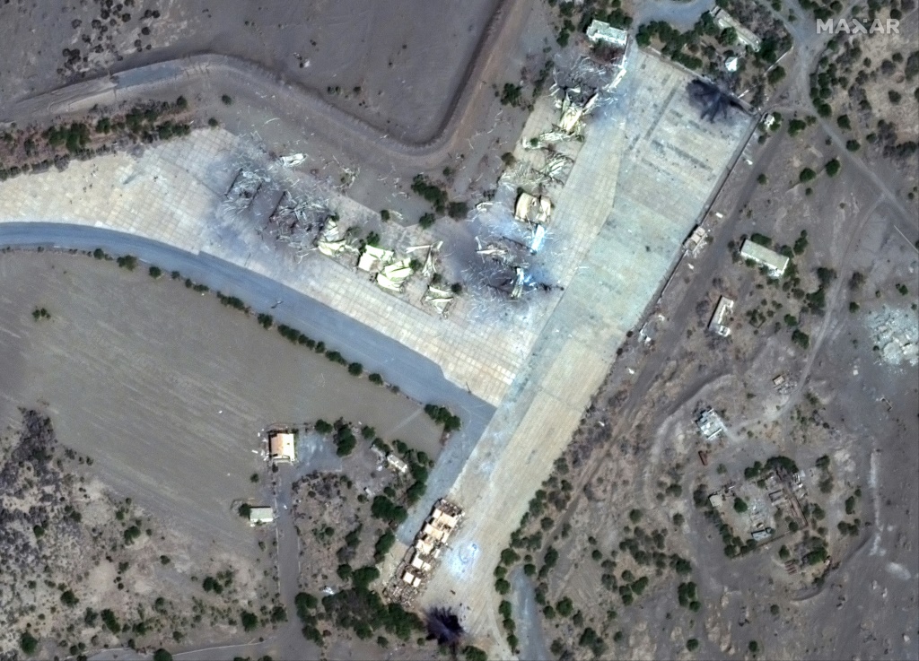 صورة من الأقمار الصناعية وزعتها شركة "ماكسار تكنولوجيز" وتُظهر مبانٍ مدمّرة قرب مطار الحديدة في غرب اليمن في 12 كانون الثاني/يناير 2024 بعد الضربات الأميركية البريطانية التي استهدفت مواقع للحوثيين (ا ف ب)