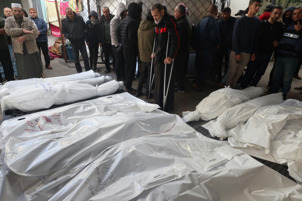 فلسطينيون في رفح، جنوب قطاع غزة، يشيعون جثامين الشهداء في القصف الإسرائيلي (ا ف ب)