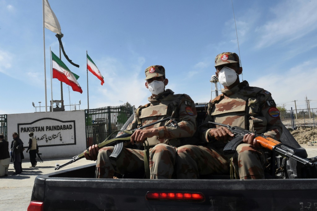 جنود باكستانيون خلال دورية عند الحدود الباكستانية-الإيرانية في تفتان في شباط/فبراير 2020 (ا ف ب)