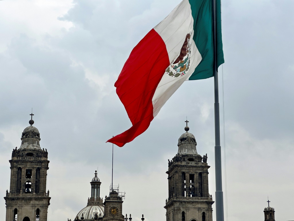 صورة التقطت في 4 آب/أغسطس 2023 لعلم المكسيك في العاصمة مكسيكو (ا ف ب)