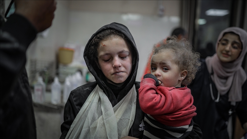 أطفال غزة يعانون الويل من جراء القصف الاسرائيلي الوحشي (الأناضول)