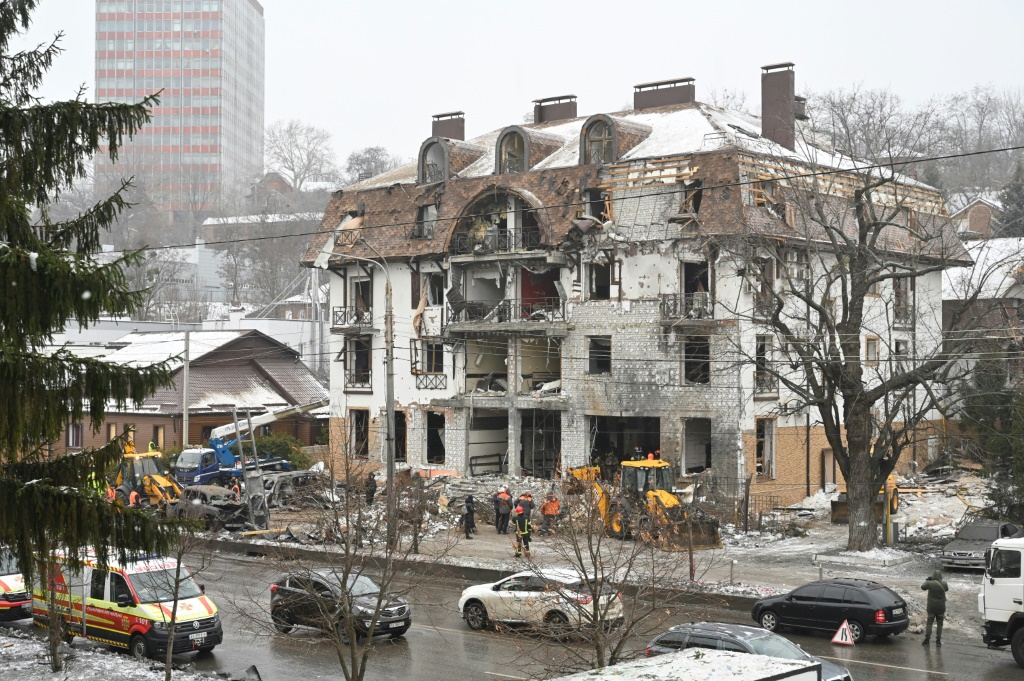 فندق مدمر بعد هجوم صاروخي روسي في خاركيف، في 11 كانون الثاني/يناير 2024 (ا ف ب)