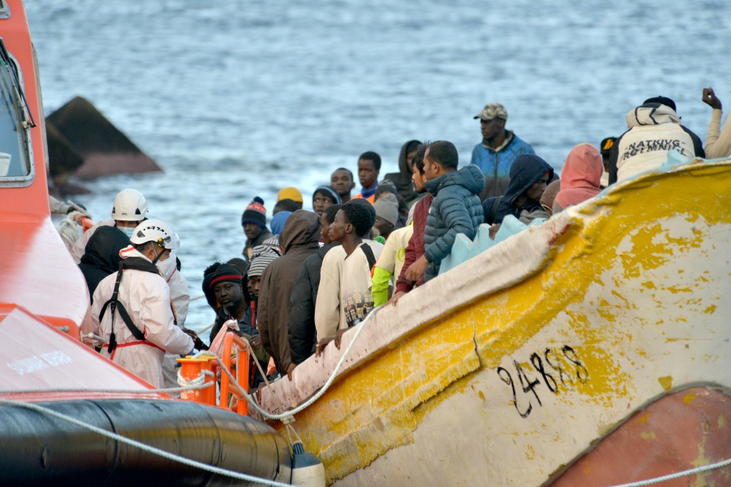 قارب يقلّ 156 مهاجرًا في ميناء لا رستينغا في بلدية إل بينار في جزيرة إل هييرو بأرخبيل الكناري في 15 كانون الأول/ديسمبر 2023 (ا ف ب)
