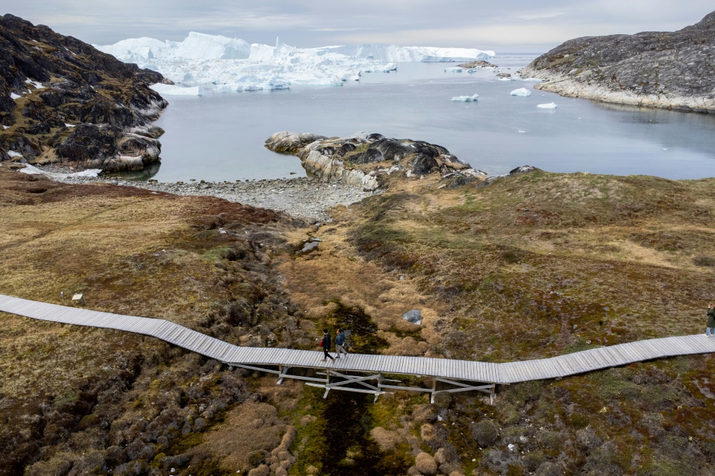 زائران يتنزهان في غرينلاند في 29 حزيران/يونيو 2022. (ا ف ب)