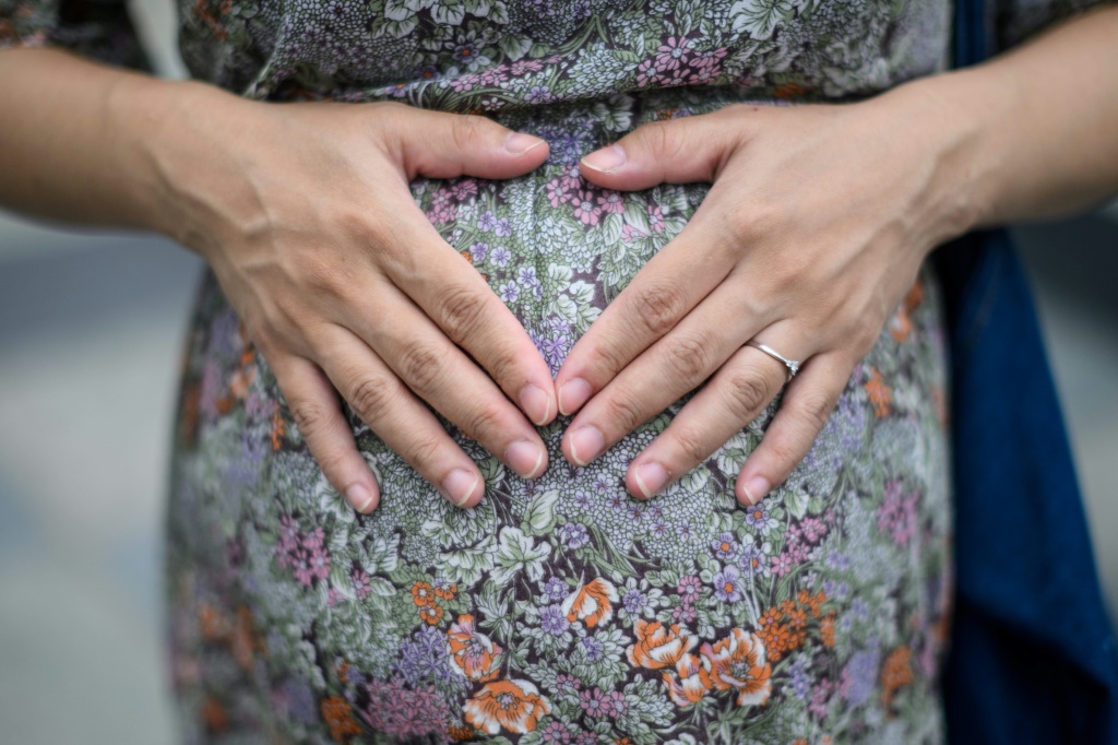 امرأة حامل في هونغ كونغ في 31 آذار مارس 2020 (ا ف ب)