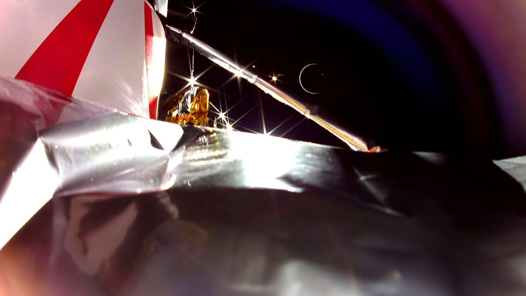 صورة التقطتها في 18 كانون الثاني/يناير مركبة الهبوط القمرية "بيريغرين" التي صممتها شركة "أستروبوتيك" الناشئة التي تبدة في مقدّم الصورة، فيما تظهر الأرض في الخلفية (ا ف ب)