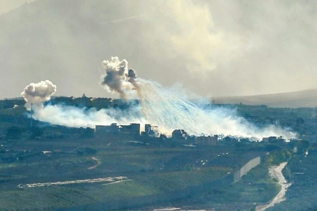 تصاعد الدخان في منطقة قرية كفركلا خلال قصف إسرائيلي في 14 كانون الثاني/يناير 2024 على واقع استمرار التوتر الحدودي والحرب بين إسرائيل وحماس (ا ف ب)