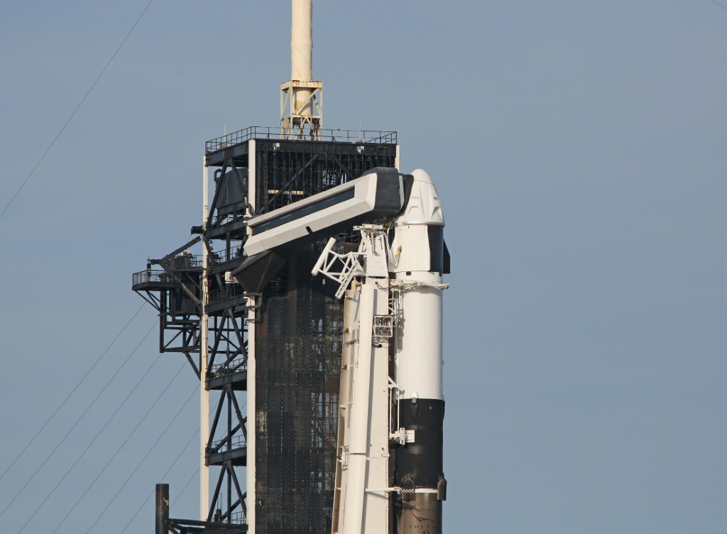 صاروخ "فالكون 9" التابع لشركة "سبايس إكس"في مركز كينيدي بولاية فلوريدا في 17 كانون الثاني/يناير 2024 قبل إقلاع المهمة الخاصة "إي إكس-3" (أ ف ب)   