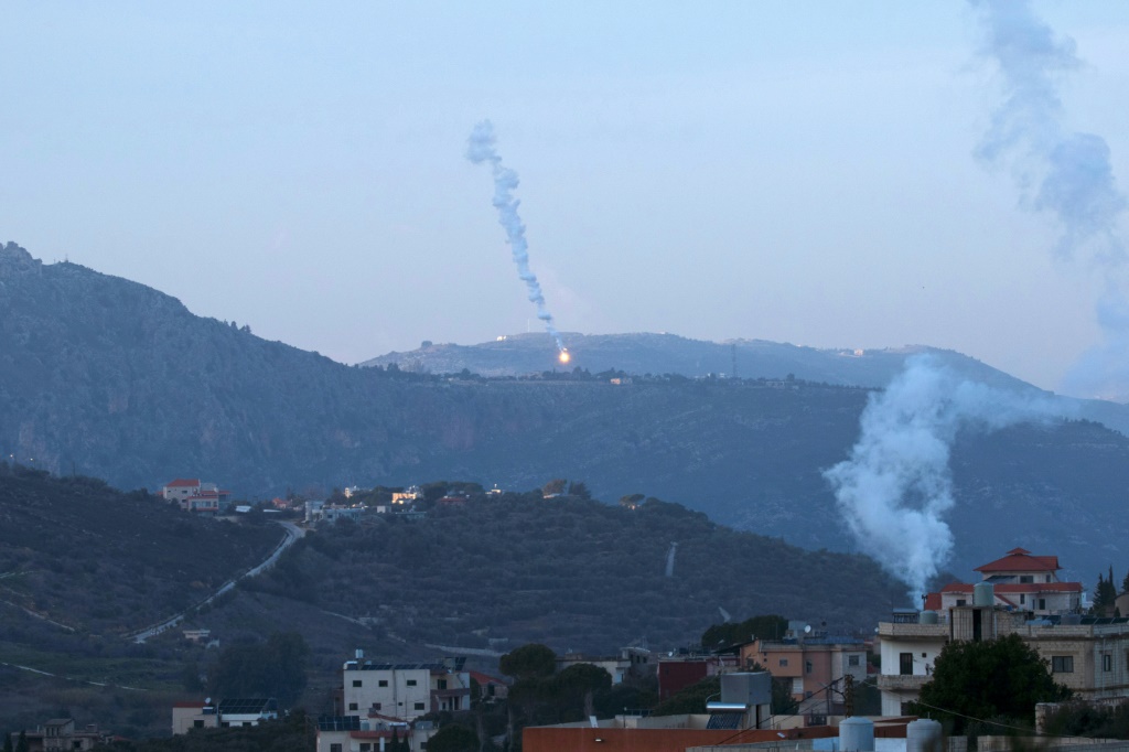 ويجري تبادل إطلاق نار شبه يومي عبر الحدود الإسرائيلية اللبنانية منذ 7 أكتوبر/تشرين الأول (ا ف ب)   