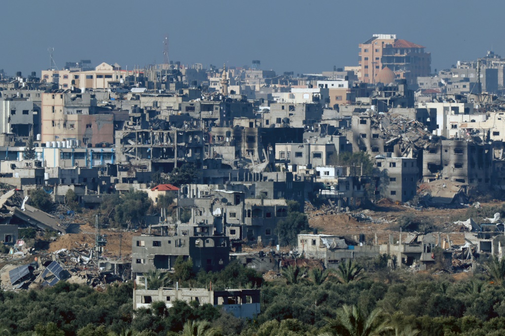 صورة تم التقاطها من موقع في جنوب إسرائيل في 19 كانون الثاني/يناير 2024، تظهر مباني مدمرة أو سويت بالأرض في قطاع غزة وسط المعارك المستمرة بين إسرائيل وحركة حماس المسلحة (ا ف ب)