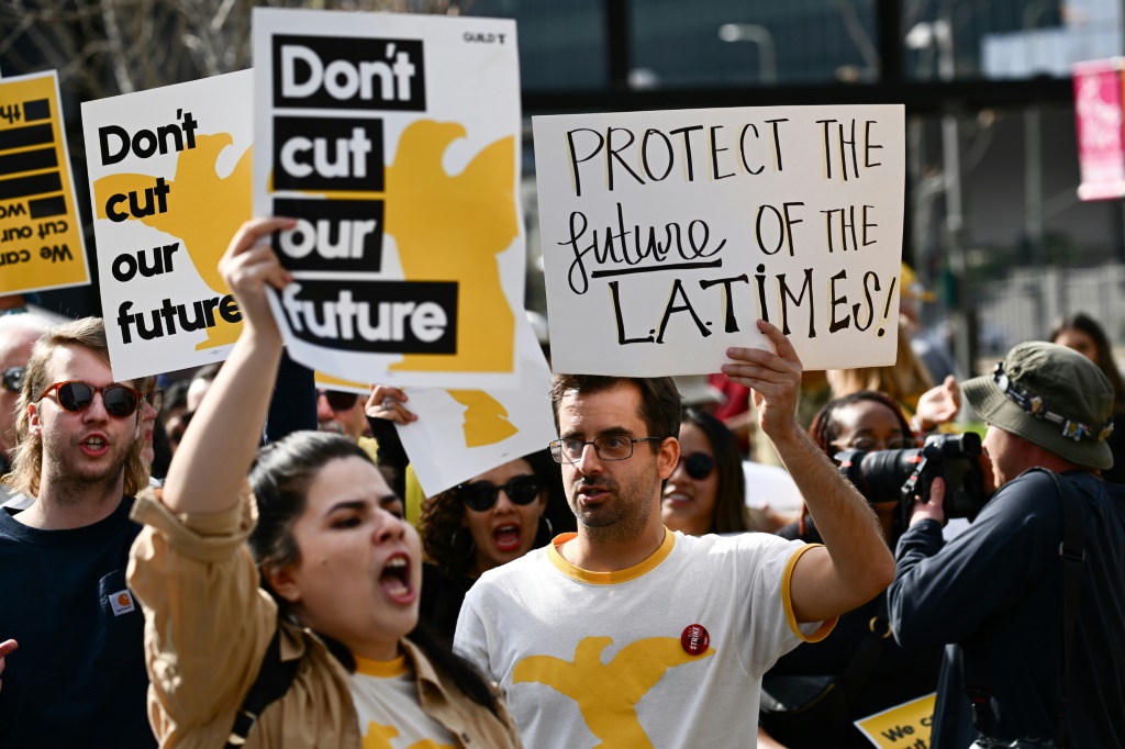 صحافيون في صحيفة لوس أنجليس تايمز يحتجون على خطط لتسريح عمال خلال إضراب في "غراند بارك" في وسط مدينة لوس أنجليس في الولايات المتحدة الأميركية في 19 كانون الثاني/يناير 2024 (أ ف ب)   
