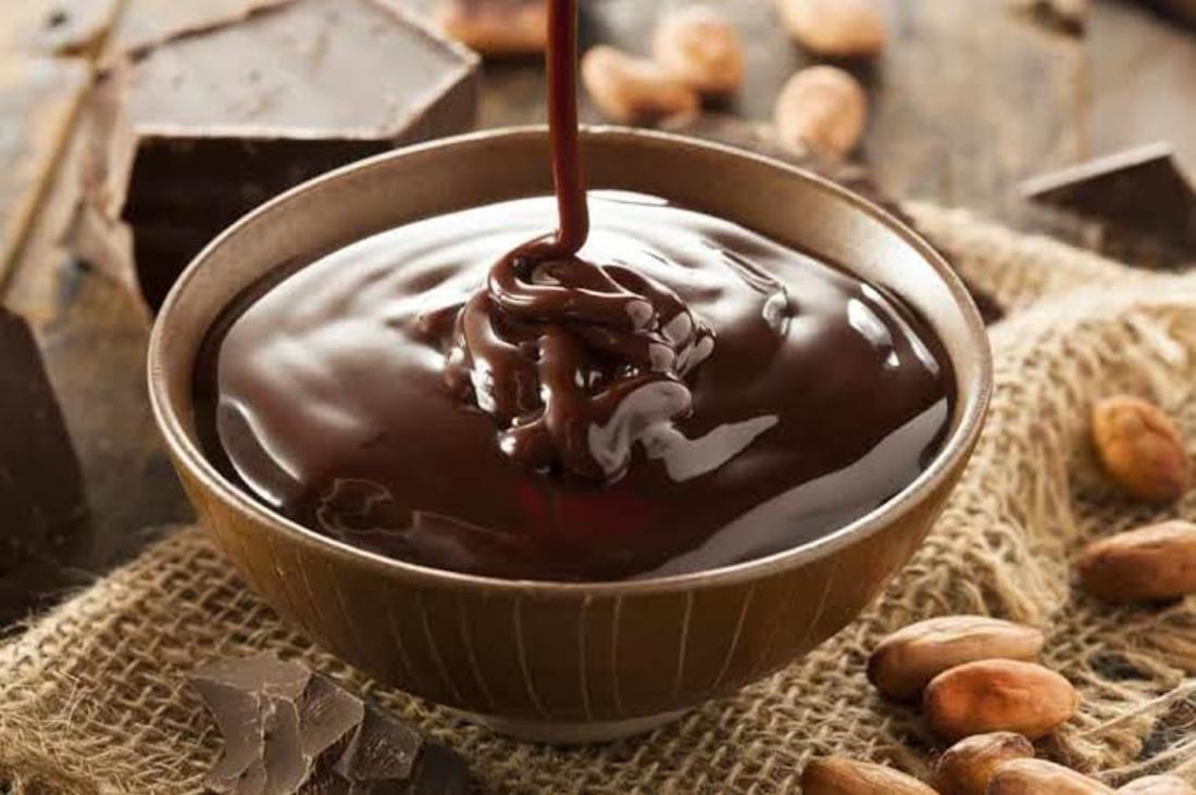 طريقة عمل صوص الشوكولاته لتزيين الكيك والحلويات (الجميلة)