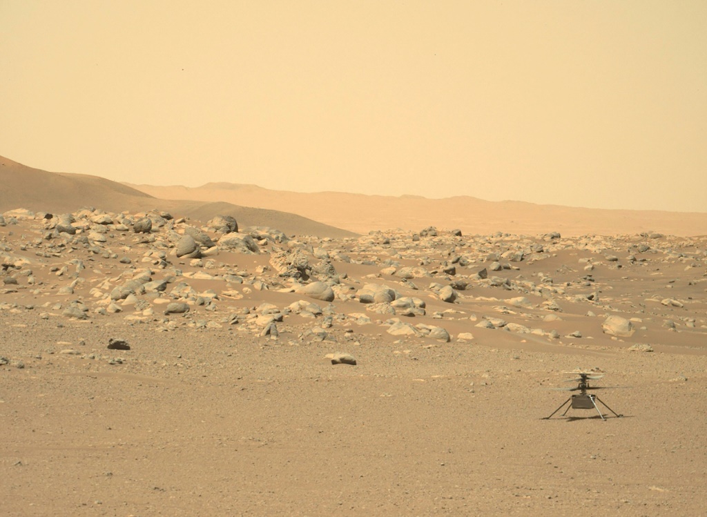 صورة نشرتها وكالة ناسا في 25 تموز/يوليو 2021 تظهر مروحية إنجينويتي المريخية كما ظهرت عبر كاميرا مدمجة بروبوت "برسيفرنس" الجوال . (ا ف ب)