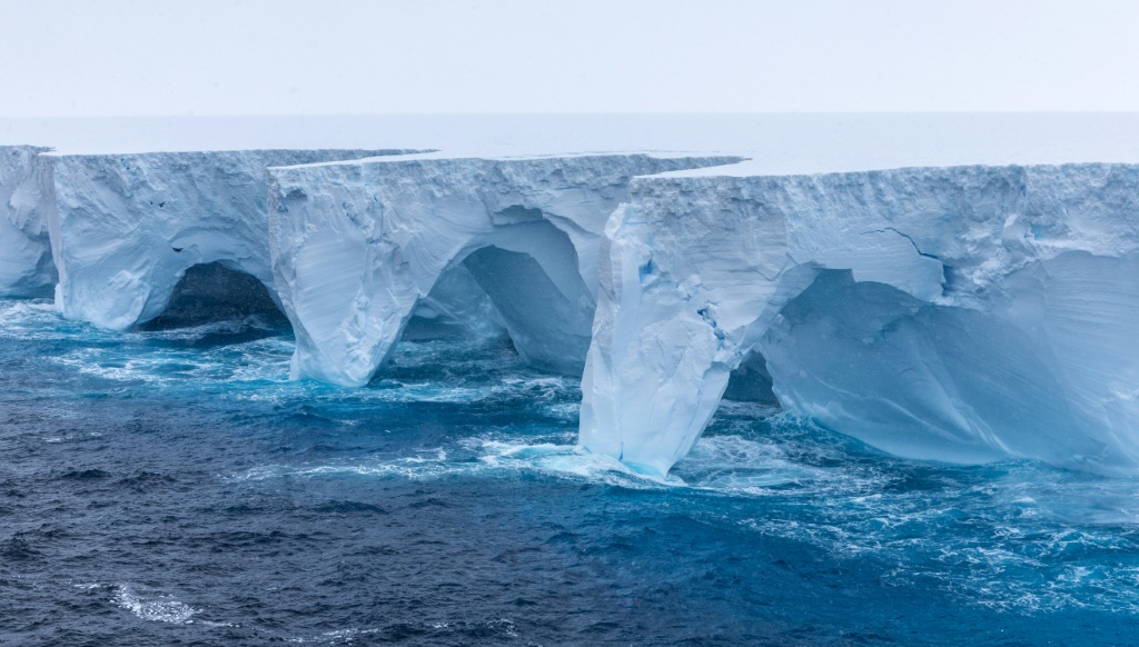 صورة التقطت في 14 كانون الثاني/يناير 2021 للجبل الجليدي "إيه 23 إيه"، وهو الأقدم والأكبر في العالم، وهو يتجرك من موقعه في محيط القطب الجنوبي (أ ف ب)   