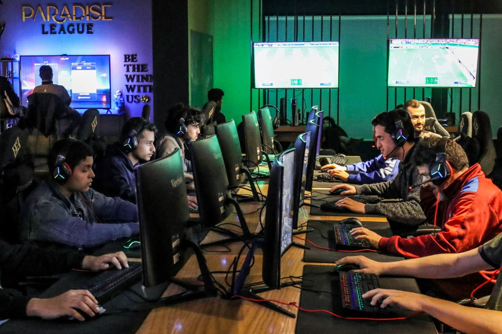 شباب ليبيون يلعبون في قاعة لألعاب الفيديو في العاصمة طرابلس في 27 آذار مارس 2023 (ا ف ب)