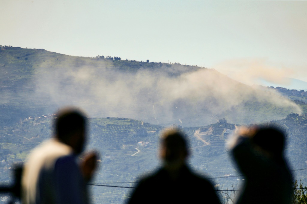 دخان يتصاعد فوق التلال قرب قرية العديسة بجنوب لبنان على الحدود مع إسرائيل في 20 كانون الثاني/يناير 2024 أثناء قصف إسرائيلي (ا ف ب)