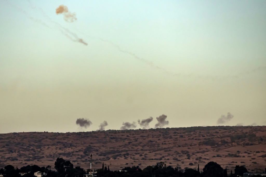 شمل القصف بعد غروب أمس الأحد أطراف بلدات رامية ورميش وبيت ليف (أ ف ب)