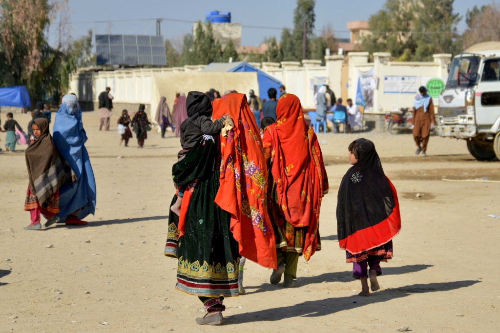 لاجئون أفغان يصلون من باكستان إلى الحدود في منطقة سبين بولداك بولاية قندهار في 3 ديسمبر 2023 (ا ف ب)