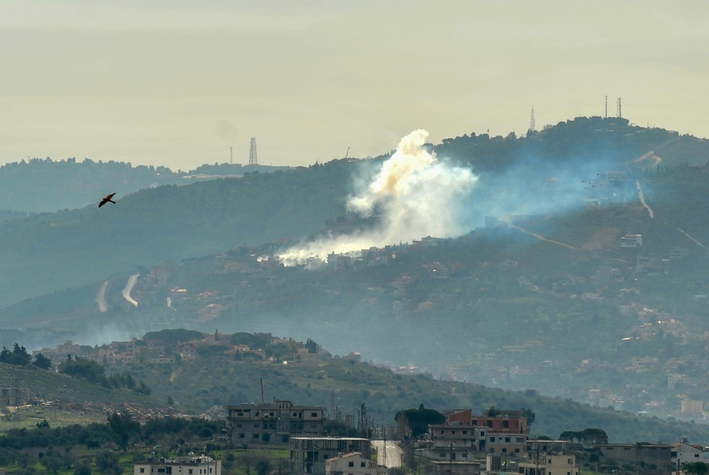 تصاعد الدخان فوق قرية كفركلا بجنوب لبنان قرب الحدود مع إسرائيل خلال قصف إسرائيلي في 22 كانون الثاني/يناير 2024 (ا ف ب)   