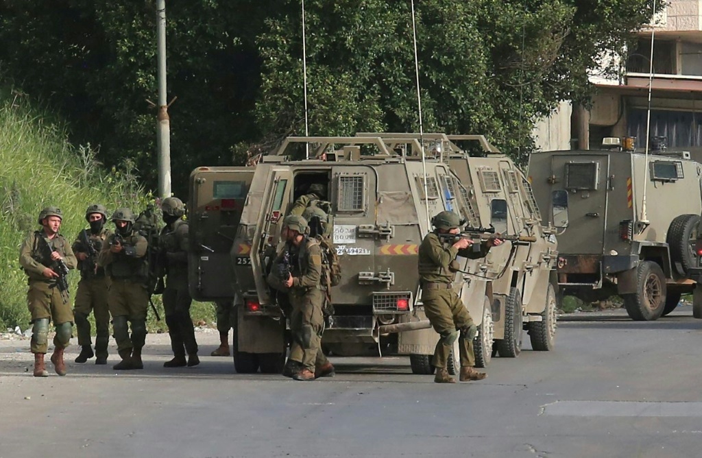 اعتقلت قوات الاحتلال فلسطينيين اثنين من جنين، واعتقلت أربعة آخرين من نابلس، كما اعتقلت ثلاثة من بينهم امرأة من محافظة رام الله والبيرة (أ ف ب)