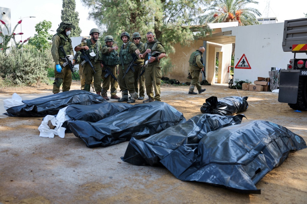 يثير مقتل الجنود أسئلة حول خطط الجيش الإسرائيلي لمواصلة تفكيك البنية التحتية لـ “حماس” (أ ف ب)