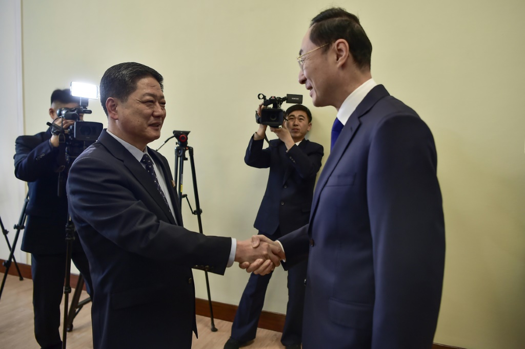    نائب وزير الخارجية الصيني سون ويدونغ (إلى اليمين) يصافح نائب وزير الخارجية الكوري الشمالي باك ميونغ هو في قصر الثقافة الشعبي في بيونغ يانغ (أ ف ب)   