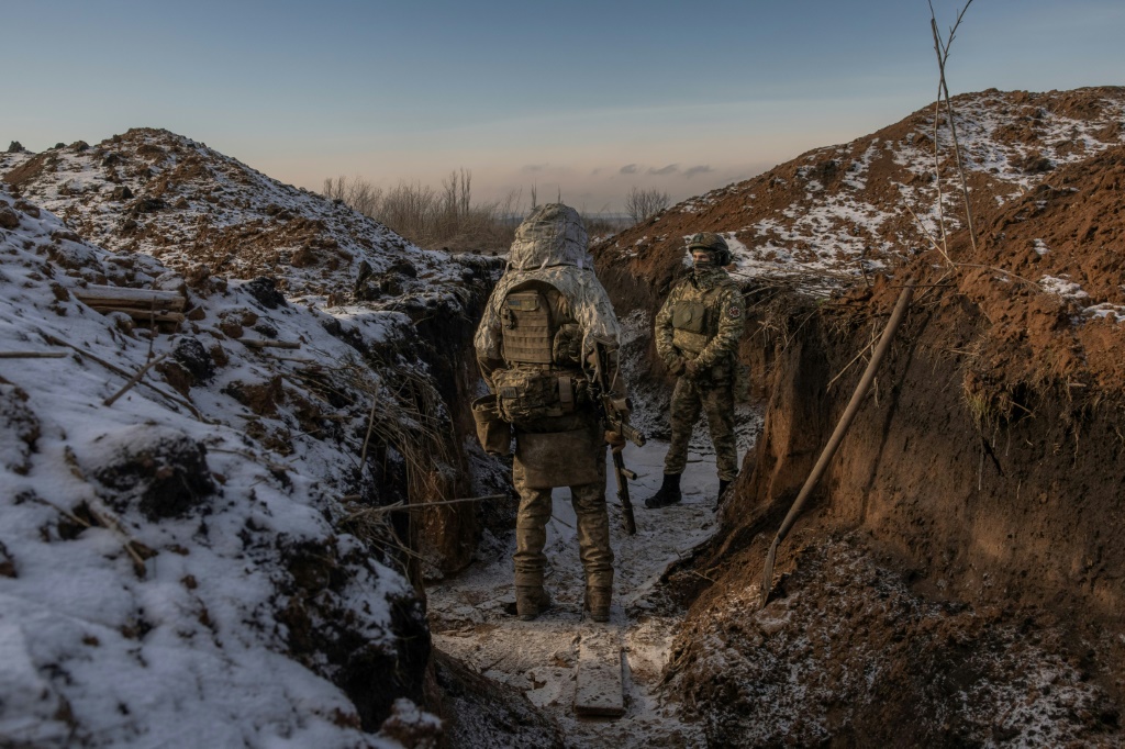 فبعد ما يقرب من عامين من حرب الخنادق التي لا نهاية لها، أصبحت القوات الأوكرانية على حافة الإرهاق. (أ ف ب)   