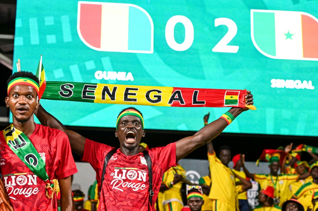 مشجعو السنغال حاملة اللقب في سعادة بعد الفوز على غينيا على ملعب شارل كونان باني في ياموسوكرو في 23 كانون الثاني/يناير 2024، لحساب كأس أمم إفريقيا لكرة القدم 2023 (ا ف ب)