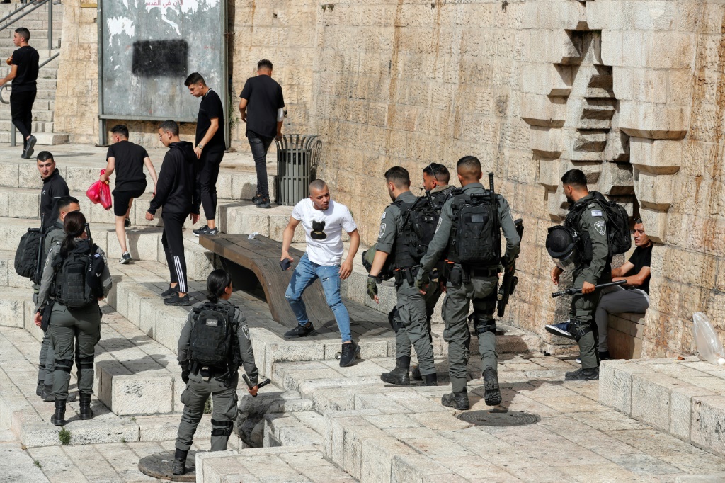 ارتفاع عدد المعتقلين الفلسطينيين (أ ف ب)