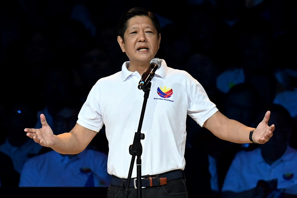 الرئيس الفيليبيني فرديناند ماركوس مخاطبا مناصريه في مانيلا في 28 كانون الثاني/يناير 2024 (ا ف ب)
