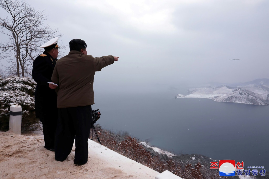 صورة نشرتها وكالة الأنباء الكورية الشمالية الرسمية تظهر الزعيم الكوري الشمالي كيم جونغ أون في موقع غير محدد يشرف على إطلاق تجارب صاروخية في 29 كانون الثاني/يناير 2020. (ا ف ب)