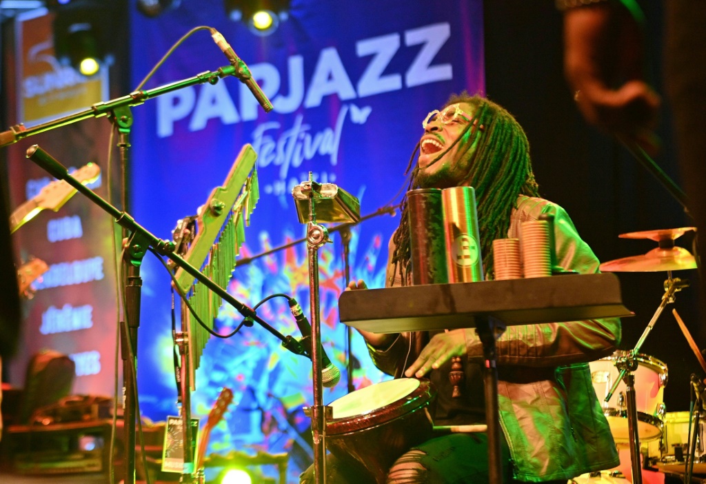 الموسيقي الهايتي سيسكو يؤدي عرضًا مع فرقة الريغي Mapou خلال مهرجان PAPJAZZ الدولي لموسيقى الجاز في بورت أو برنس. (ا ف ب)