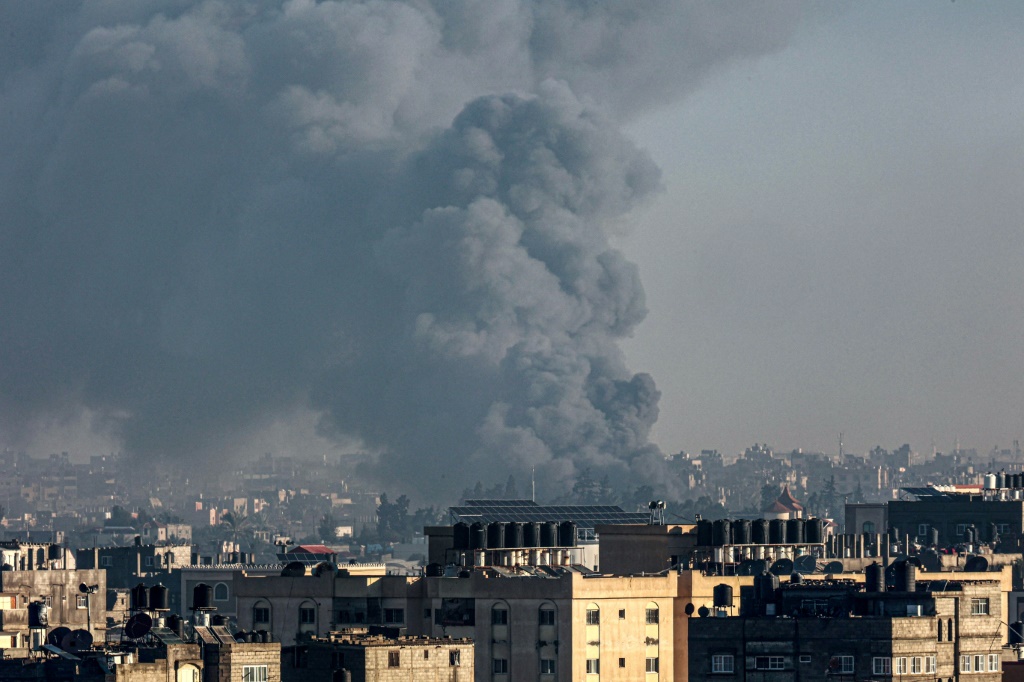    دخان يتصاعد فوق مدينة رفح جنوب قطاع غزة خلال القصف الإسرائيلي، 29 يناير 2024 (أ ف ب)   