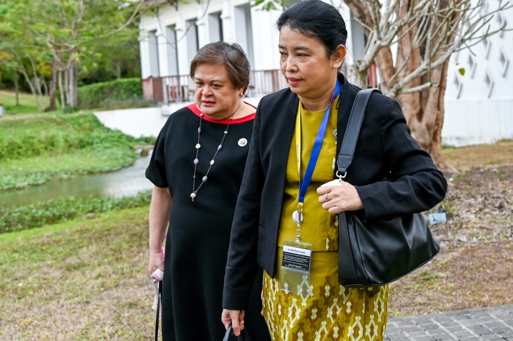 السكرتيرة الدائمة في وزارة الخارجية البورمية مارلار ثان هتيكي (يمين) مع وكيلة وزارة الخارجية الفيلبينية تيريزا لازارو في لوانغ برابانغ في لاوس في 29 كانون الثاني/يناير 2024. (أ ف ب)   