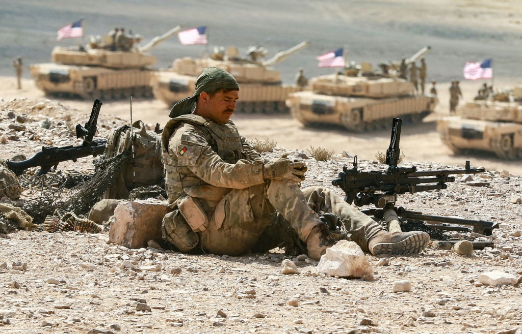 جندي أمريكي يشارك في مناورات "الأسد المتأهب" العسكرية المتعددة الجنسيات في محافظة الزرقاء على بعد نحو 85 كيلومترا شمال شرق العاصمة الأردنية عمان في 14 أيلول/سبتمبر 2022 . (ا ف ب)