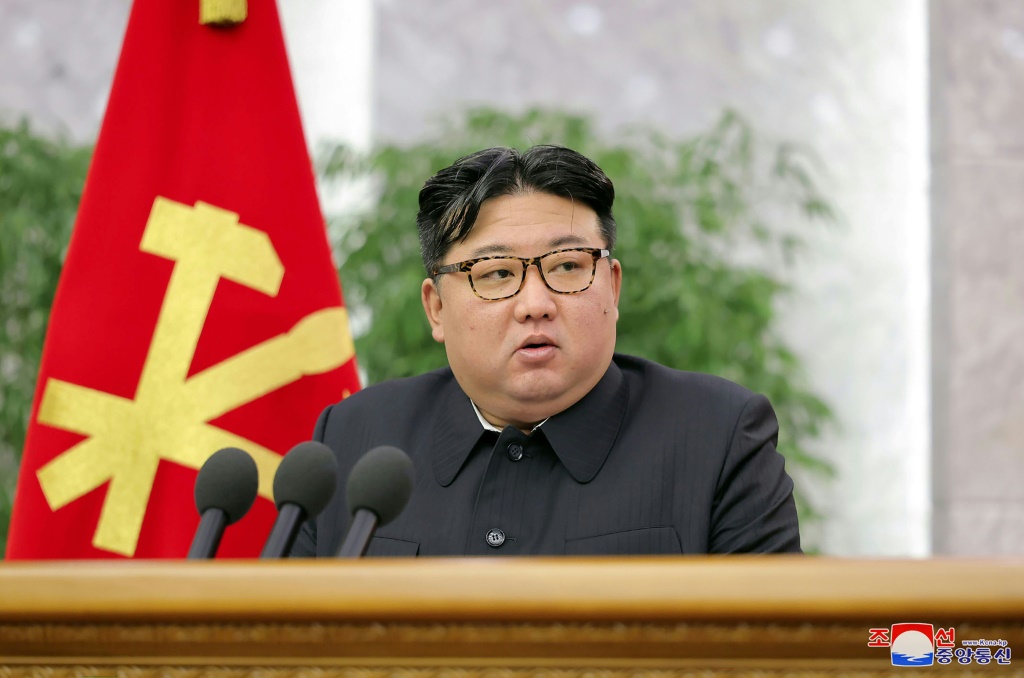 صورة غير مؤرخة نشرتها وكالة الأنباء الكورية الشمالية الرسمية في 25 كانون الثاني/يناير 2024 تُظهر الزعيم الكوري الشمالي كيم جونغ أون خلال كلمة أمام البرلمان. (ا ف ب)