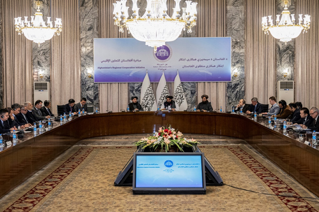وزير الخارجية الأفغاني أمير خان متقي (وسط) متحدثا خلال لقاء ضم مبعوثين خاصين في كابول في 29 كانون الثاني/يناير 2024. (ا ف ب)